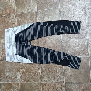 Athleta Striped Black and White Womans Leggings Cell Phone Pockets Size Small